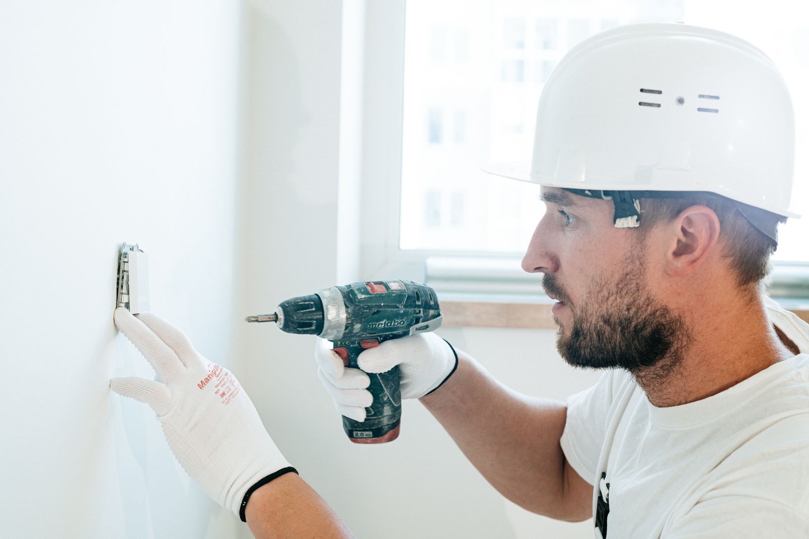 Fixer une étagère sur un mur fragile